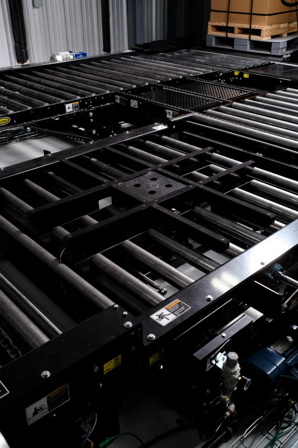 Lift & Rotate Conveyors for Palletizing and Labeling Lines